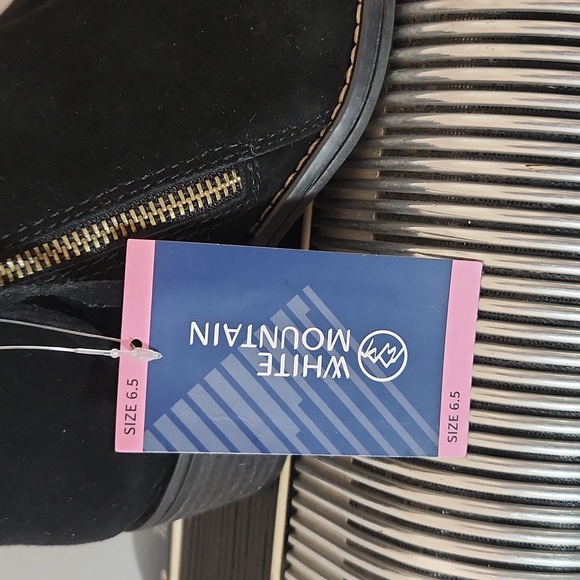 NIB - BEAUTIFUL WHITE MOUNTAIN BLACK SUEDE SIDE ZIP ANKLE BOOTS SZ 6.5 - Picture 9 of 9